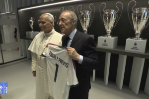Papa Leão XIV recebe camisola do Real Madrid durante a visita ao Bernabéu