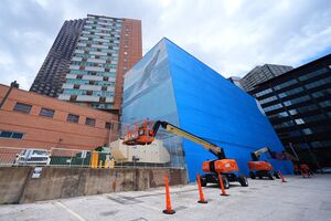Parte da "Whaling Wall 82" está coberta por tinta azul