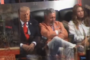 Trump parece adormecer durante jogo das finais da NBA em Nova Iorque
