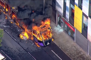 Imagens aéreas mostram chamas e caos nas ruas de Belfast durante protestos anti-imigração