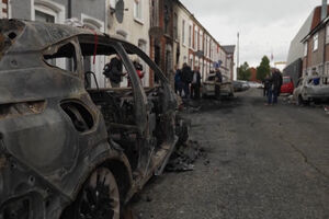 Casas e viaturas danificadas após protestos anti-imigração na Irlanda do Norte  