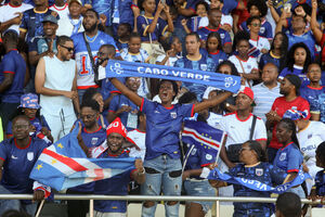 Adeptos da seleção de futebol de Cabo Verde festejam durante o jogo de qualificação para o Mundial2026
