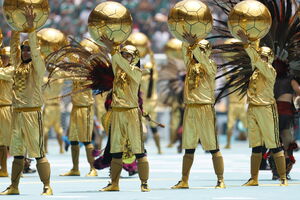 Artistas atuam na cerimónia de abertura do Mundial