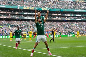  Jogador mexicano Raúl Jiménez comemora o segundo golo