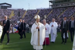 Papa Leão XIV celebra missa perante milhares de fiéis em estádio de Las Palmas
