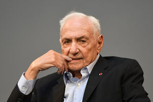 A exposição, que pode ser vista em Serralves até ao final do ano, revisita o trabalho de Frank Gehry (1929-2025), um dos grandes nomes da arquitetura mundial das últimas décadas