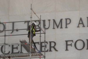 Kennedy Center avança com remoção do nome de Donald Trump após ordem judicial