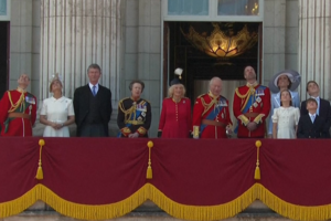 Família real britânica assiste a ‘flypast’ a partir da varanda do Palácio de Buckingham 