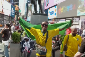 Adeptos de Brasil e Marrocos animam Times Square antes do jogo do Mundial
