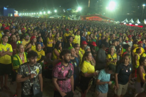Copacabana veste-se de verde e amarelo para acompanhar estreia do Brasil no Mundial