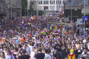 Marcha LGBTQ+ leva milhares de pessoas ao centro de Bucareste em defesa da igualdade