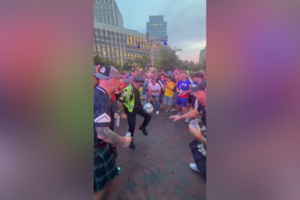 Polícia dá espetáculo com bola e conquista aplausos de adeptos do Mundial em Boston