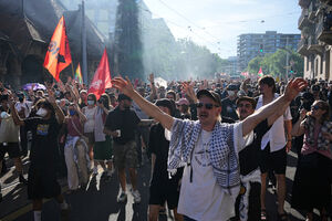 Manifestantes marcham durante protesto "Não ao G7" 