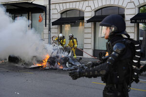 Bombeiros apagam fogo do carro em chamas 