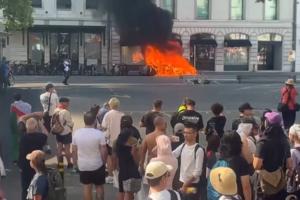 Imagens mostram incêndio e confrontos em Genebra em manifestação contra o G7