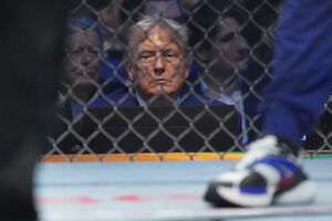 Trump assiste ao combate na primeira fila