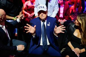 Donald Trump celebrou o seu 80.º aniversário e os 250 anos da independência dos EUA com um evento de UFC na Casa Branca 