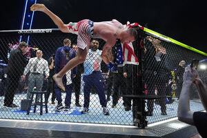 Justin Gaethje celebra vitória sobre Ilia Toupruia