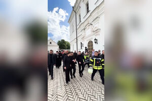 Zelensky visita mosteiro histórico atingido por ataques russos  