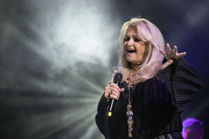 Bonnie Tyler permanece internada