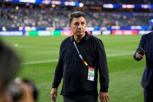 Amir Ghalenoei, o selecionador do Irão