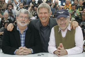 George Lucas (à esquerda), Harrison Ford e Spielberg na estreia do filme, em Cannes, no ano de 2008