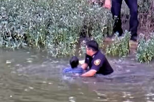 O momento em que polícias salvam criança dada como desaparecida no Texas 