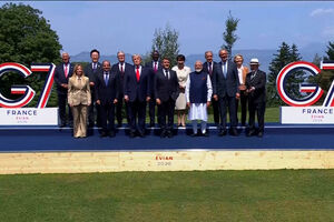 Sorrisos, apertos de mãos e palmadinhas nas costas: os momentos que antecederam a foto de família dos líderes do G7 