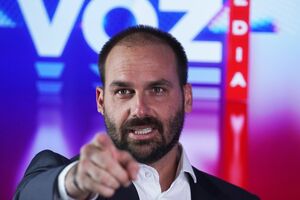 Eduardo Bolsonaro é acusado de interferir na trama golpista de 2022