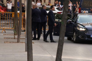 Antigo primeiro-ministro espanhol José Luis Zapatero recebido com apupos à chegada ao tribunal