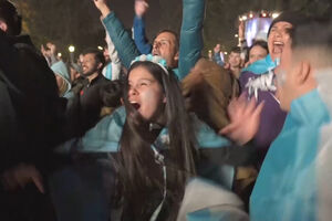 Adeptos celebram vitória da Argentina sobre a Argélia no Mundial 