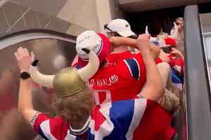Adeptos da seleção da Noruega fazem “remada viking” em escada rolante  