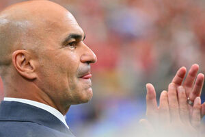 Roberto Martínez reage junto ao banco de suplentes de Portugal