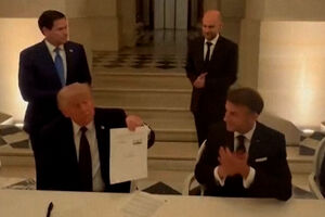 "Não foi fácil, posso garantir-vos": o momento em que Trump assina acordo com o Irão durante jantar em Versalhes