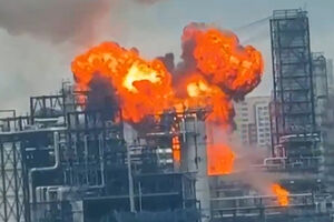 Novas imagens mostram drones ucranianos a atingir refinaria em Moscovo 