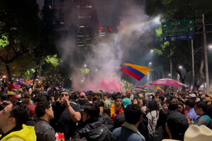 Adeptos colombianos em festa celebram vitória sobre o Uzbequistão na Cidade do México