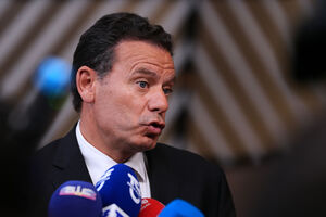Luís Montenegro falou aos jornalistas a partir de Bruxelas