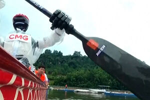 Robôs humanóides participam em corrida de barcos-dragão na China