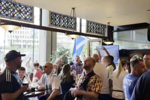 Adeptos escoceses estão a esgotar cerveja nos bares de Boston