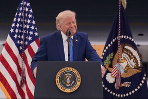 “Aqueles navios estão a sair do Estreito de Ormuz como nunca se viu antes”: Trump destaca navegação no Estreito