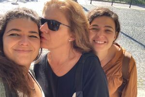 Maria dos Anjos com as filhas, Filipa (à esquerda) e Rita (à direita), antes da doença