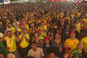 Adeptos brasileiros fazem a festa após triunfo sobre o Haiti no Mundial