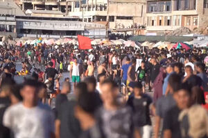 Habitantes de Gaza procuram refúgio na praia para escapar ao calor e à guerra