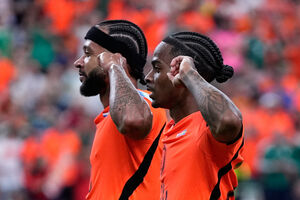 Crysencio Summerville celebra com Memphis Depay vitória dos Países Baixos