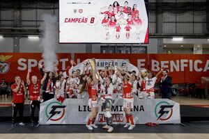 Jogadoras de futsal do Benfica celebram o título