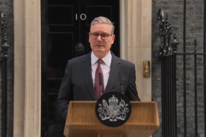 Keir Starmer emociona-se no momento em que anuncia demissão do cargo de primeiro-ministro do Reino Unido 