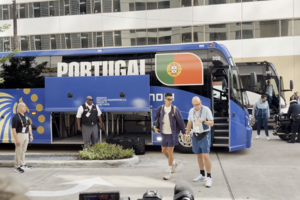 Ambiente de loucura na chegada da Seleção ao hotel em Houston com Ronaldo sempre em destaque