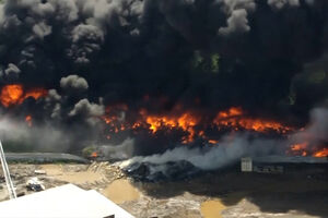 Coluna de fumo negro cobre o céu em Houston após incêndio de grandes dimensões