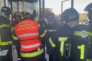 Explosão seguida de incêndio em arranha-céus causa grande aparato em Madrid 