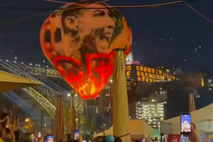 O momento em que balão de São João com cara de Cristiano Ronaldo é lançado ao ar após vitória da Seleção Nacional